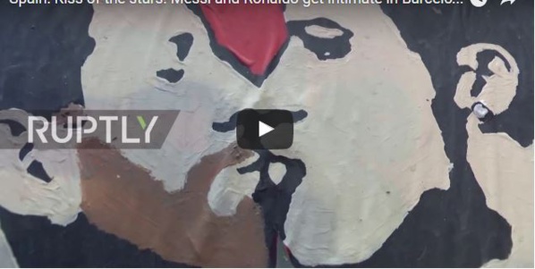 Un graffiti de Messi et Ronaldo s'embrassant fait fureur avant le Clasico Un graffiti de Messi et Ronaldo s'embrassant fait fureur avant le Clasico