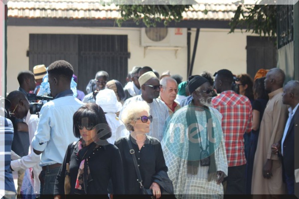 Photos: la levée du corps de Issa Samb alias Joe Ouakam L’hôpital Principal a accueilli ce matin une immense foule composée de la délégation présidentielle dirigée par le S.E.M Macky Sall pour accompagner le défunt, sculpteur, peintre, acteur
