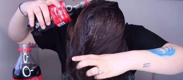 Elle met du Coca sur ses cheveux : résultat incroyable !