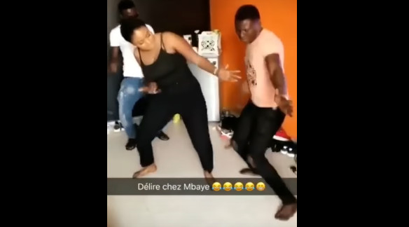 Quand Maman de « Yenduleen » en tenue hyper sexy se frotte à …– Regardez