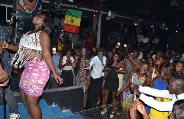 La soirée très chaude de Momo Dieng au …. Regardez… attention au yeux La soirée très chaude de Momo Dieng au …. Regardez… attention au yeux