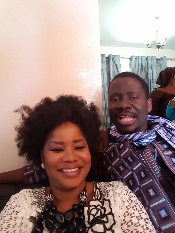 Ndeye Nar en mode selfie avec le "griot des VIP" Alassane Mbaye