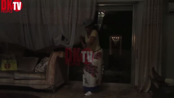 VIVIANE CHIDID LA REINE SE DÉFOULE SEUL DANS SON SALON (VIDEO) VIVIANE CHIDID LA REINE SE DÉFOULE SEUL DANS SON SALON (VIDEO)