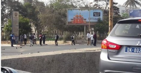Bourses : Des étudiants barrent l’avenue Cheikh Anta Diop et la Corniche