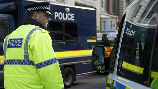 Angleterre : Un homme armé d'un couteau retient des otages