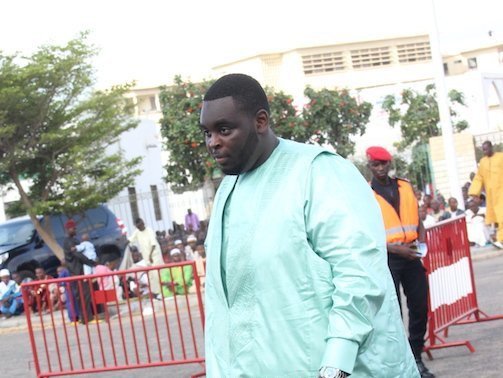 Amadou Sall, fils du Président, se fond dans la masse pour présenter, en catimini, ses condoléances au ministre Amadou Bâ Amadou Sall, fils du Président, se fond dans la masse pour présenter, en catimini, ses condoléances au ministre Amadou Bâ