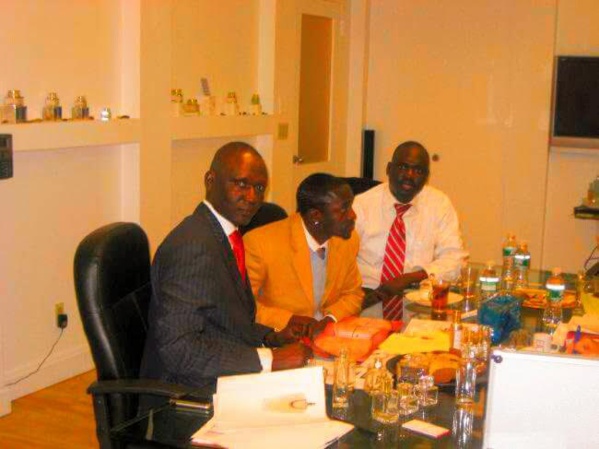 Arrêt sur image! Le défunt Kader Mbacké en compagnie de l'artiste interplanétaire Akon Arrêt sur image! Le défunt Kader Mbacké en compagnie de l'artiste interplanétaire Akon