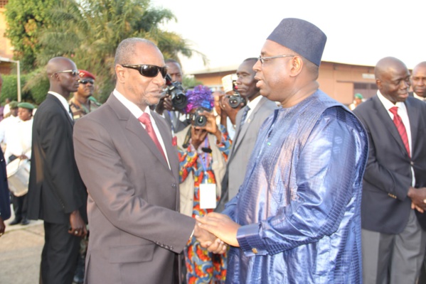 Incident diplomatique: Mankeur Ndiaye tire sur Alpha Condé qui réplique à l'arme lourde Incident diplomatique: Mankeur Ndiaye tire sur Alpha Condé qui réplique à l'arme lourde
