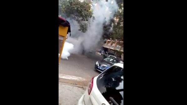 La police a dispersé ce jeudi les opposants à coups de grenades lacrymogènes.