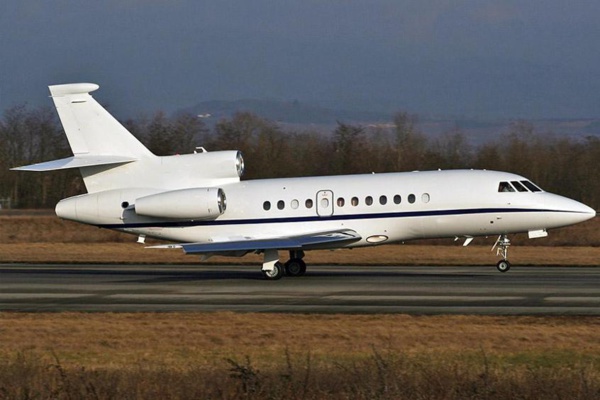 Me Wade va débarquer à Dakar à bord de ce Falcon 900 loué depuis Dubaï... Ce que l'on sait déjà...L'épouse de l'ancien Pr  en compagnie de Bro, Mamadou Ndiaye et Me Amadou Sall parmi les passagers...
