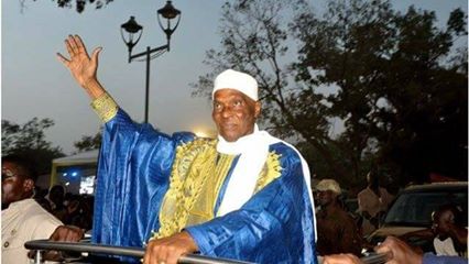 Accompagné de deux médecins, Me Wade, fraichement revenu au bercail, se rend d'abord à Tivaouane puis à Pire sur recommandation du khalif général des mourides Accompagné de deux médecins, Me Wade, fraichement revenu au bercail, se rend d'abord à Tivaouane puis à Pire sur recommandation du khalif général des mourides