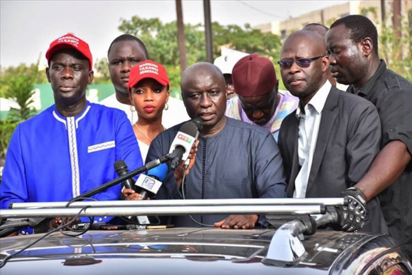 Idrissa Seck cogne Macky Sall à Thiès : "Sa gestion folklorique, vicieuse et familiale, est porteuse d’inquiétude et de désespoir" Idrissa Seck cogne Macky Sall à Thiès : "Sa gestion folklorique, vicieuse et familiale, est porteuse d’inquiétude et de désespoir"