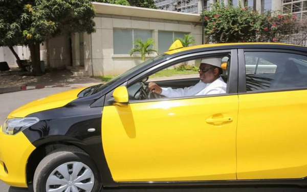 Photos: Macky Sall réceptionne les taxi de l’émergence Photos: Macky Sall réceptionne les taxi de l’émergence