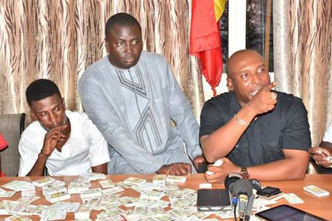 Scandale du siècle: 1000 cartes saisies entre les mains de deux jeunes à Dakar Scandale du siècle: 1000 cartes saisies entre les mains de deux jeunes à Dakar