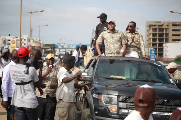 Casquettes, t-shirts et tissus de campagne : quand l’APR s’habille en pacotille Casquettes, t-shirts et tissus de campagne : quand l’APR s’habille en pacotille