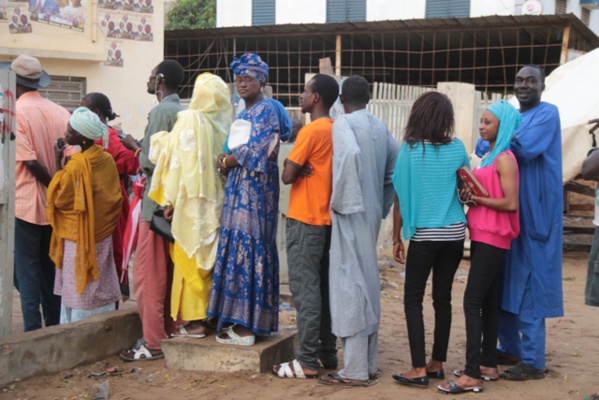 RUSH AU CENTRE-FOYER DE GRAND-YOFF, RETARD INHABITUEL POUR LE DÉBUT DES OPÉRATIONS RUSH AU CENTRE-FOYER DE GRAND-YOFF, RETARD INHABITUEL POUR LE DÉBUT DES OPÉRATIONS