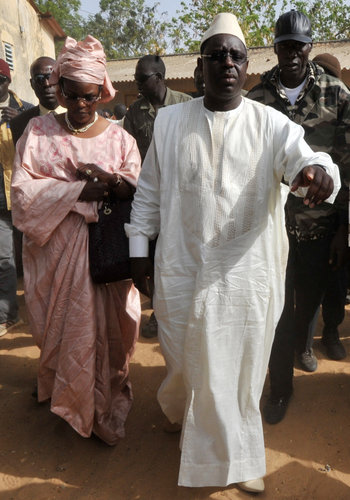 Habillé en blanc, le couple Présidentiel a voté aux environs de 11h 15 à Fatick Habillé en blanc, le couple Présidentiel a voté aux environs de 11h 15 à Fatick