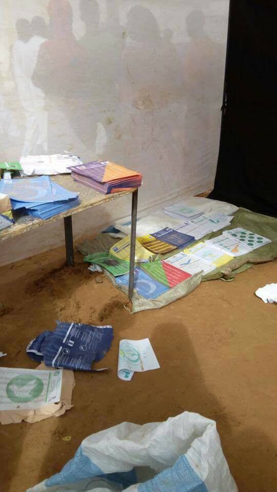 Cent commentaires! Regardez ce bureau de vote Cent commentaires! Regardez ce bureau de vote