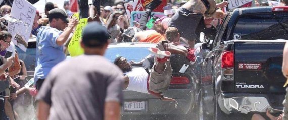 Une voiture percute des manifestants anti-racisme à Charlottesville, au moins un mort et plusieurs blessés