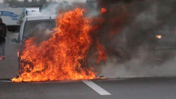 Une voiture prend feu sur la corniche Une voiture prend feu sur la corniche