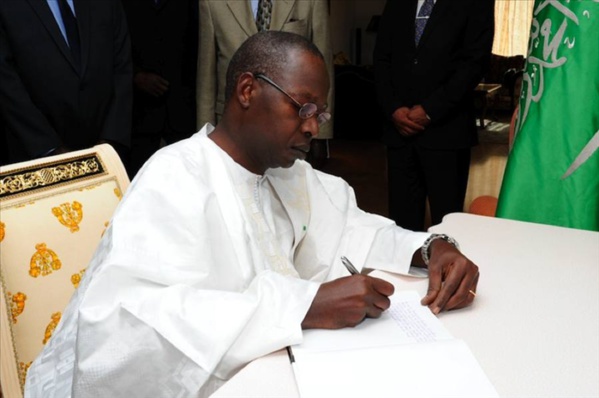 Attentat de Ouagadougou : le PM signe le livre de condoléances ouvert à Dakar