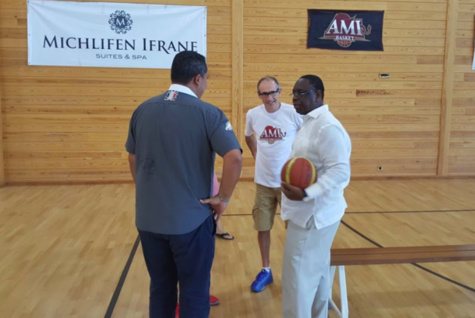 Images: Le Président Macky Sall a rendu visite ce mercredi soir à l’équipe de Basket Benjamines d’Ifrane au Maroc
