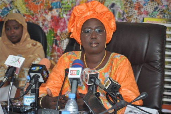 Passation de service à AHS: Le ministre Maïmouna Ndoye Seck stoppée net Passation de service à AHS: Le ministre Maïmouna Ndoye Seck stoppée net