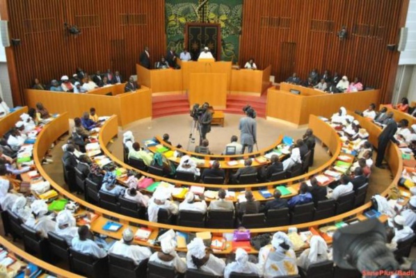 Fin de mandat des députés : la 13e Législature suspendue en attendant le retour du PR