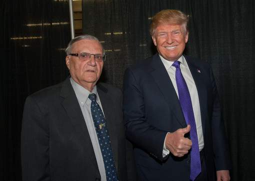 "Joe" Arpaio, controversé pour ses pratiques discriminatoires dans une lutte acharnée contre l'immigration illégale, était un soutien indéfectible de Donald Trump durant sa campagne présidentielle. Le désormais octogénaire était devenu un ami du milliardaire. Cela valait bien une grâce présidentielle. © photo news.