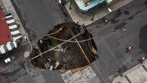 Un trou impressionnant dans la rue à cause des pluies à Mexico