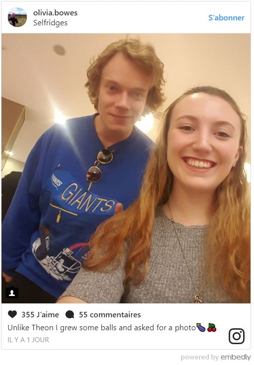 Elle prend un selfie avec Theon Greyjoy, elle se moque de lui, il lui répond