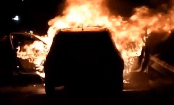 (VIDEO) : Une voiture prend feu sur l’autoroute à Péage