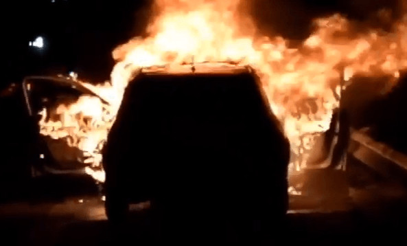 (VIDEO) : Une voiture prend feu sur l’autoroute à Péage (VIDEO) : Une voiture prend feu sur l’autoroute à Péage