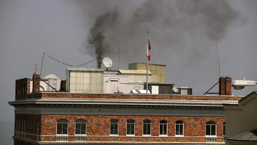 Une mystérieuse fumée noire sort du consulat russe de San Francisco