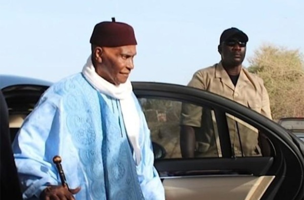 Wade accueilli comme un « Imam » à la mosquée Massalikoul Jinan (vidéo) Wade accueilli comme un « Imam » à la mosquée Massalikoul Jinan (vidéo)