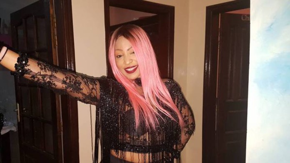 Viviane belle et sexy : Le décolleté de sa robe transparente fait des ravages.