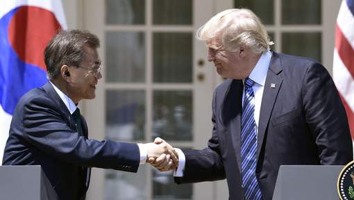 Trump évoque la vente à Séoul de "milliards de dollars" de matériel militaire