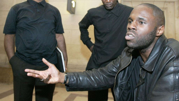 Actuellement dans les locaux de la police de l'aéroport de Dakar, Kemi Seba sera déclaré persona non grata Actuellement dans les locaux de la police de l'aéroport de Dakar, Kemi Seba sera déclaré persona non grata