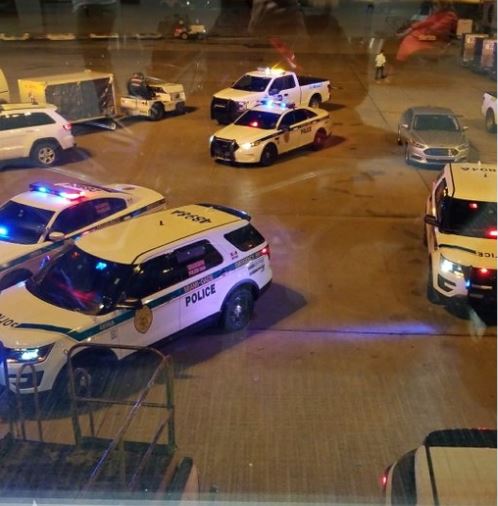 La police tire sur homme armé à l'aéroport de Miami