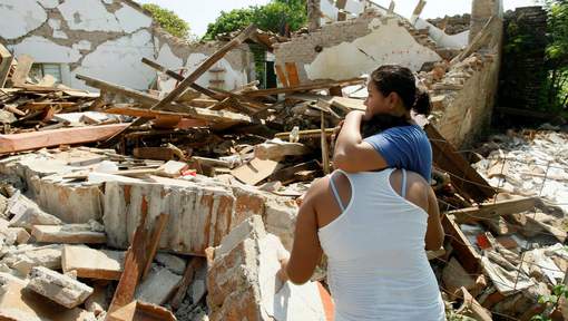 Au moins 65 morts dans le séisme au Mexique, deux dans l'ouragan