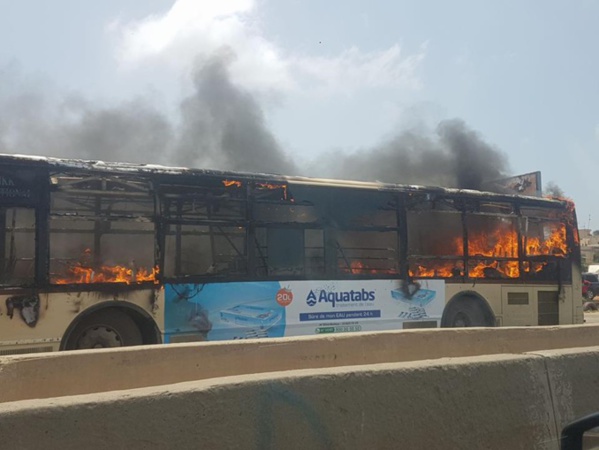 Urgent -Les partisans de Khalifa Sall ont brûlé un bus Ddd