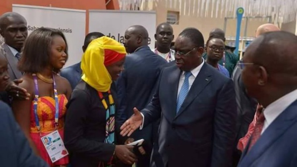 Arrêt sur image : Quand Macky Sall veut serrer la main de Oumy, la « ibadou » de la Rts