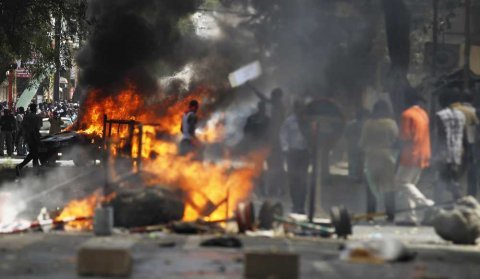 Gueoul : des jeunes barrent la route pour s’opposer au tracé d’une route