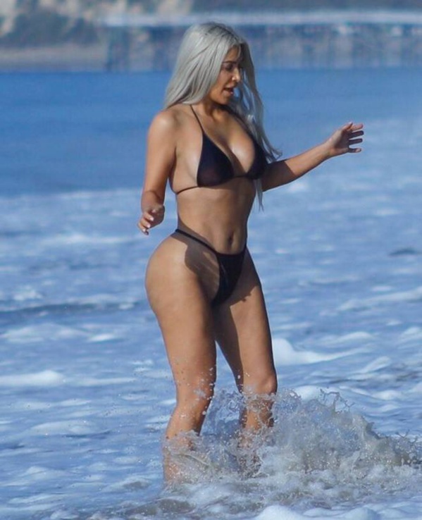 Le très très petit bikini de Kim Kardashian, regardez
