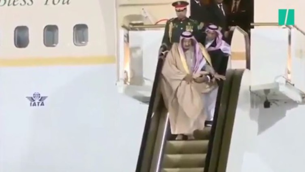 Le gros moment de solitude du roi d'Arabie saoudite à sa descente d'avion Le gros moment de solitude du roi d'Arabie saoudite à sa descente d'avion