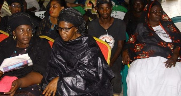 Pour la libération de Khalifa: Grand-Yoff tout de noir vêtu Pour la libération de Khalifa: Grand-Yoff tout de noir vêtu