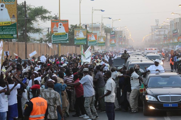 Le Pr Macky Sall accueilli en grande pompe à Touba (IMAGES)