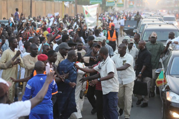 Le Pr Macky Sall accueilli en grande pompe à Touba (IMAGES)