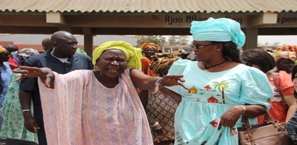 Marième Faye sillonne Touba avec des pick-up remplis…