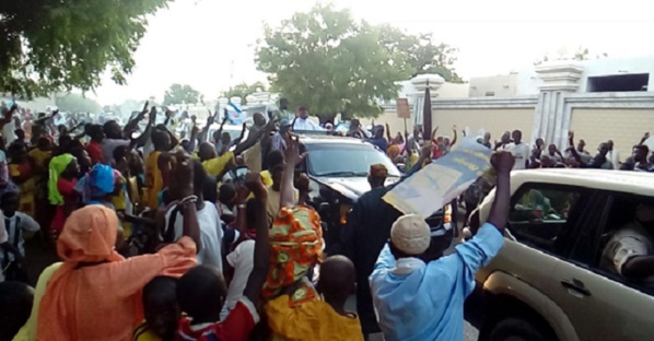  URGENT: une foule immense à l'accueil de Me Wade à Touba